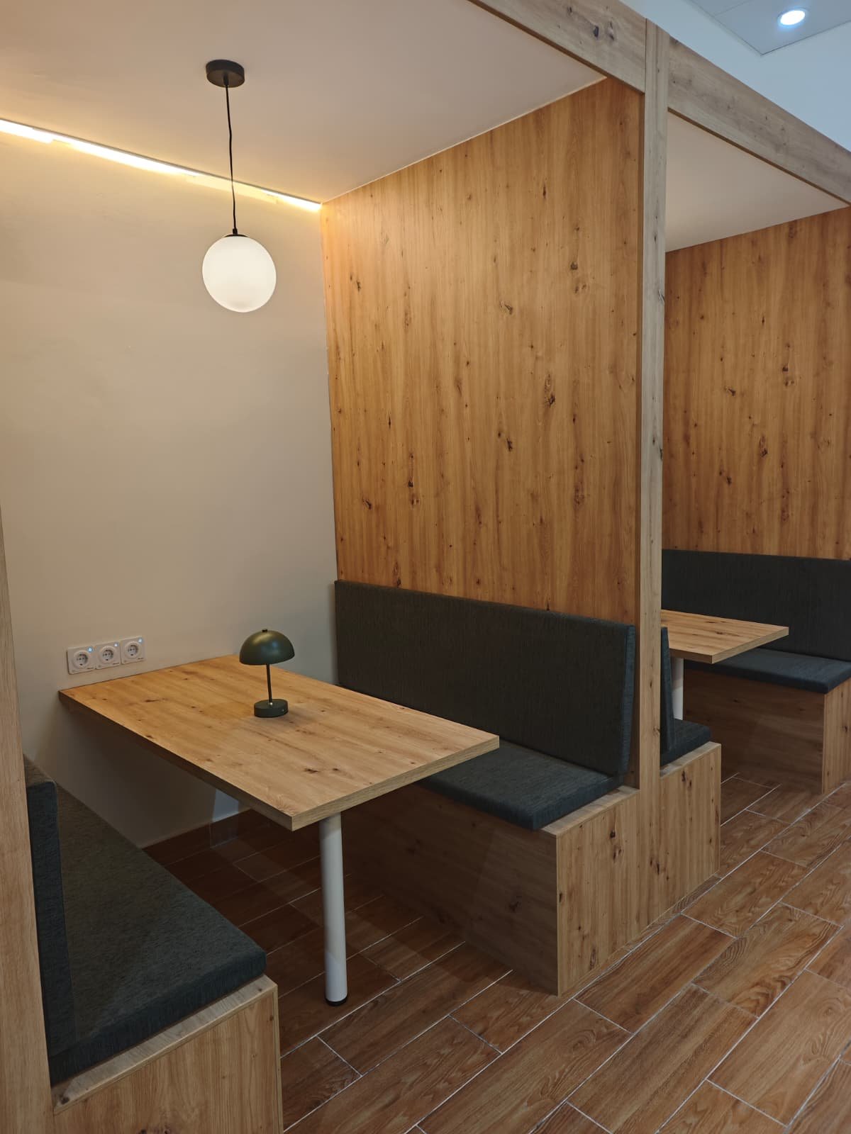 Booths de trabajo con paneles de madera